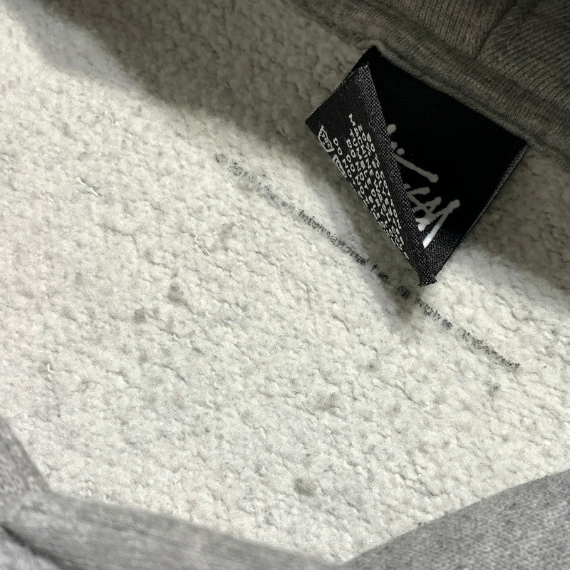 【中古品】【メンズ】 STUSSY ステューシー DE LA SOUL LOGO HOODIE ソウル ロゴ フーディ トップス プルオーバーパーカー 142-261020-ko-03-teih サイズ：M カラー：グレー 万代Net店