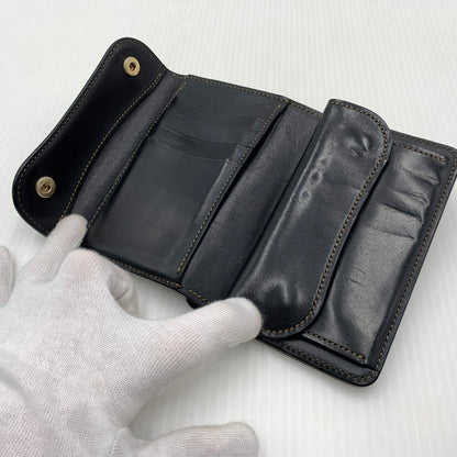 【中古品】【メンズ】 WILDSWANS ワイルドスワンズ BYRNE WALLET バーン 三つ折り財布 レザーウォレット オールインワンタイプ 200-261023-ko-13-teih カラー：ブラック 万代Net店