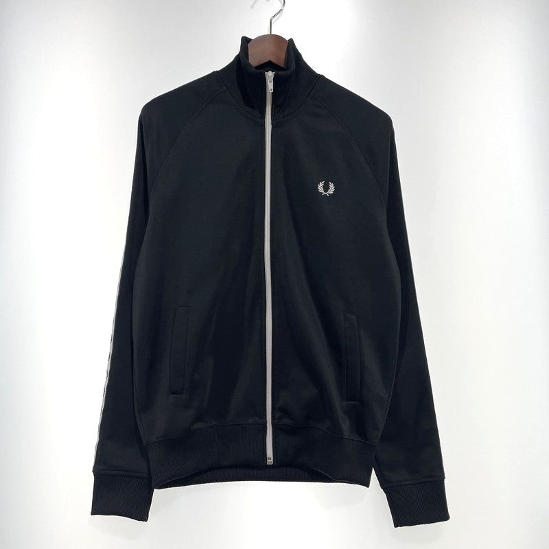 【中古品】【メンズ】 FRED PERRY フレッドペリー TAPED TRACK JACKET J6231 テープド トラックジャケット ライトアウター 141-261020-yo-13-teih サイズ：S カラー：ブラック 万代Net店