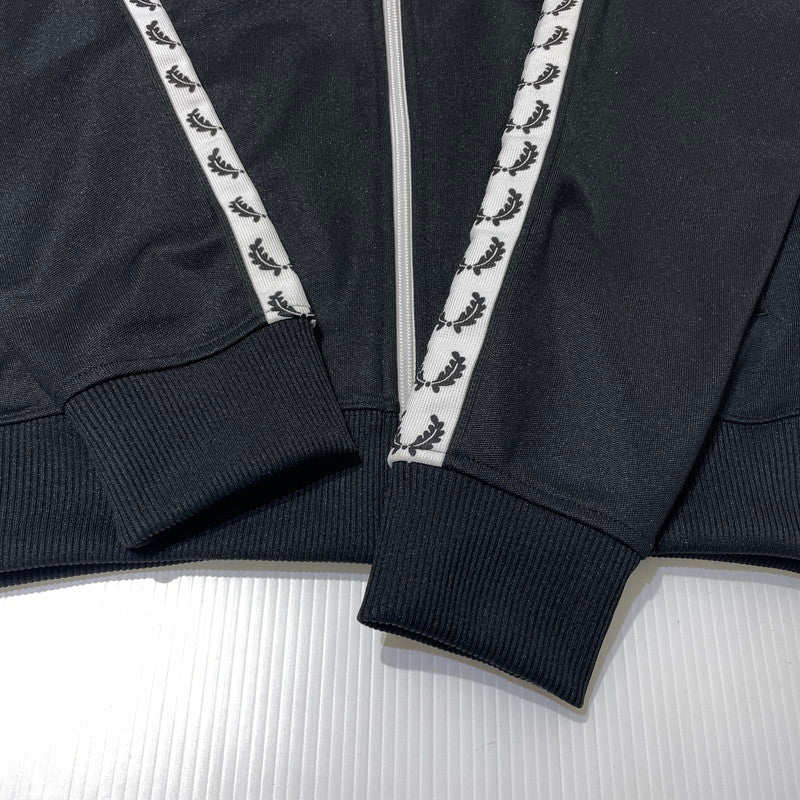【中古品】【メンズ】 FRED PERRY フレッドペリー TAPED TRACK JACKET J6231 テープド トラックジャケット ライトアウター 141-261020-yo-13-teih サイズ：S カラー：ブラック 万代Net店