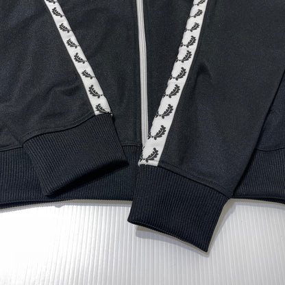 【中古品】【メンズ】 FRED PERRY フレッドペリー TAPED TRACK JACKET J6231 テープド トラックジャケット ライトアウター 141-261020-yo-13-teih サイズ：S カラー：ブラック 万代Net店