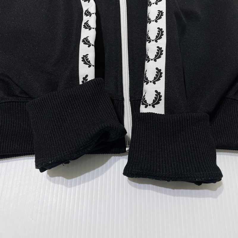 【中古品】【メンズ】 FRED PERRY フレッドペリー TAPED TRACK JACKET J6231 テープド トラックジャケット ライトアウター 141-261020-yo-13-teih サイズ：S カラー：ブラック 万代Net店