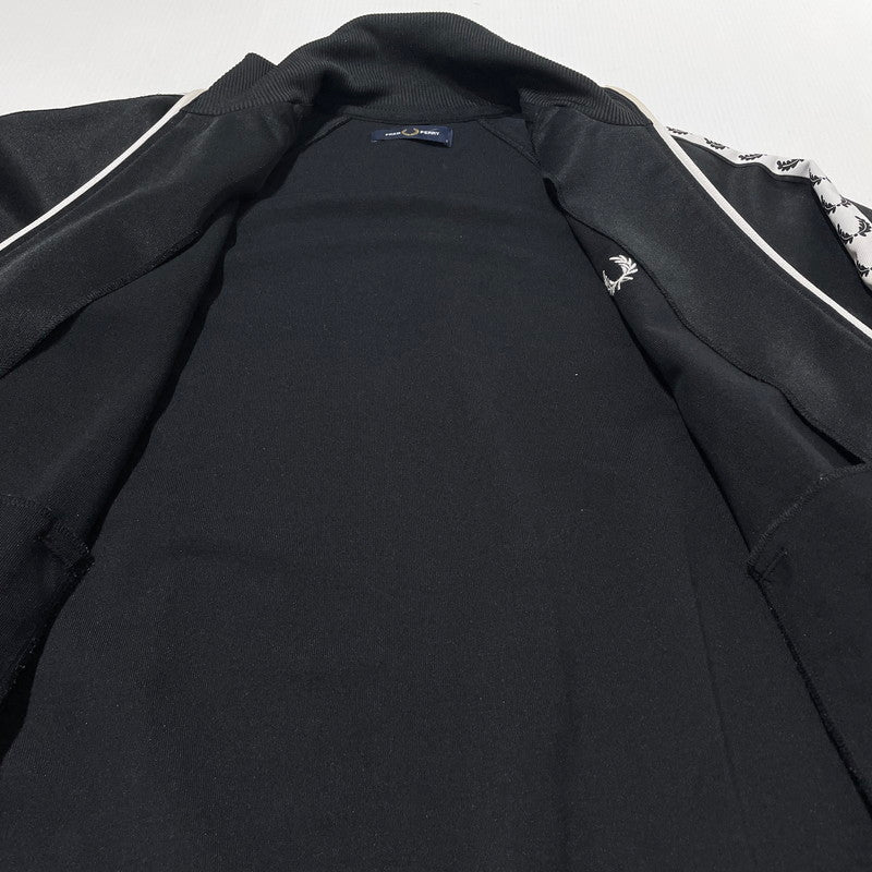 【中古品】【メンズ】 FRED PERRY フレッドペリー TAPED TRACK JACKET J6231 テープド トラックジャケット ライトアウター 141-261020-yo-13-teih サイズ：S カラー：ブラック 万代Net店