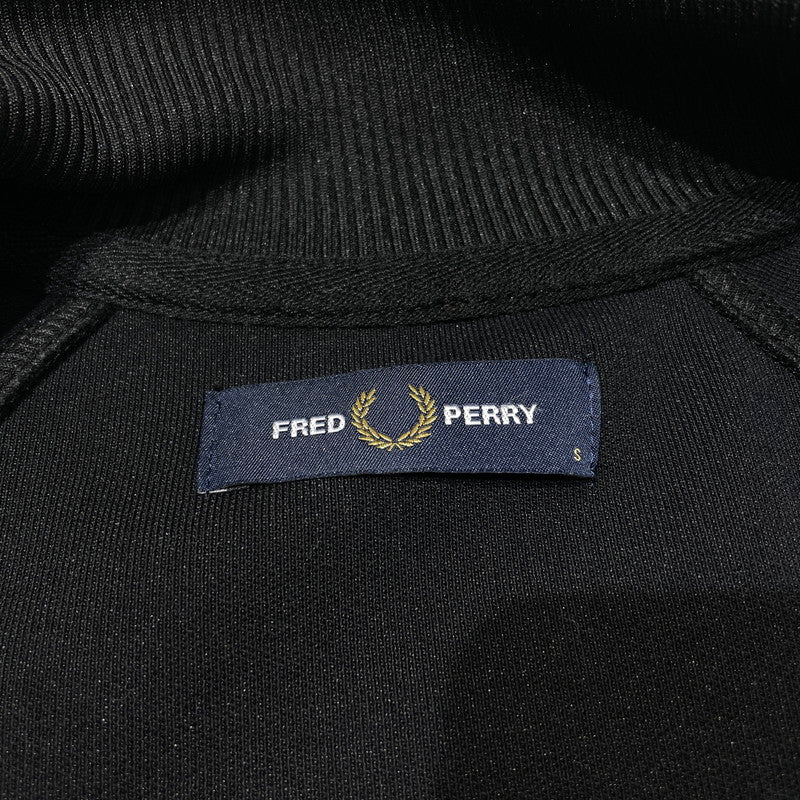 【中古品】【メンズ】 FRED PERRY フレッドペリー TAPED TRACK JACKET J6231 テープド トラックジャケット ライトアウター 141-261020-yo-13-teih サイズ：S カラー：ブラック 万代Net店