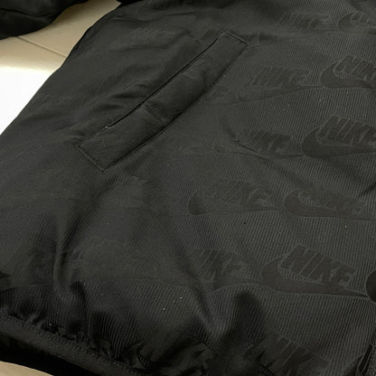【中古品】【メンズ】 SUPREME シュプリーム × NIKE ナイキ 別注コラボ 21AW REVERSIBLE PUFFY JACKET 2021年 秋冬 リバーシブル パフィー ジャケット アウター 149-261028-sa-08-teih サイズ：L カラー：ブラック 万代Net店