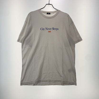 【中古品】【メンズ】 Kith キス CITY NEVER SLEEPS LOGO TEE 22-071-060-0001-1-0 シティーネバースリープス ロゴ Tシャツ トップス 142-261029-ss-01-teih サイズ：L カラー：ホワイト 万代Net店