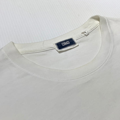 【中古品】【メンズ】 Kith キス CITY NEVER SLEEPS LOGO TEE 22-071-060-0001-1-0 シティーネバースリープス ロゴ Tシャツ トップス 142-261029-ss-01-teih サイズ：L カラー：ホワイト 万代Net店