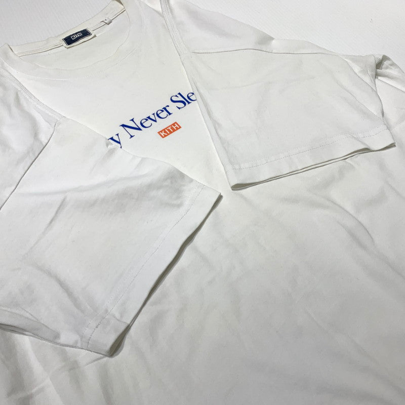 【中古品】【メンズ】 Kith キス CITY NEVER SLEEPS LOGO TEE 22-071-060-0001-1-0 シティーネバースリープス ロゴ Tシャツ トップス 142-261029-ss-01-teih サイズ：L カラー：ホワイト 万代Net店