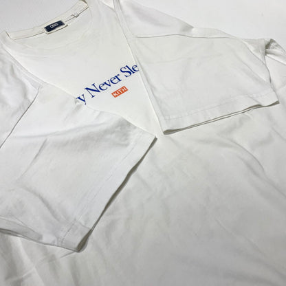 【中古品】【メンズ】 Kith キス CITY NEVER SLEEPS LOGO TEE 22-071-060-0001-1-0 シティーネバースリープス ロゴ Tシャツ トップス 142-261029-ss-01-teih サイズ：L カラー：ホワイト 万代Net店