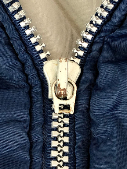 【ジャンク品】【メンズ】 PRO LAYER プロレイヤー PENN STATE NYLON PUFFY JACKET ペンシルベニア大学 ナイロンパフィージャケット 中綿ジャケット アウター 147-230326-hi-12-tag サイズ：L カラー：ネイビー 万代Net店