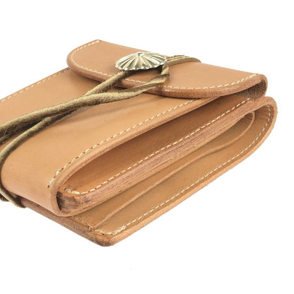 【中古品】【メンズ】 FIRST ARROW's ファーストアローズ  BUTTERFLY WALLET WITH MEDIUM SV CONCHO ミディアムSVコンチョ付きバタフライウォレット 二つ折り財布 200-240413-kk-21-tag カラー：ナチュラル 万代Net店