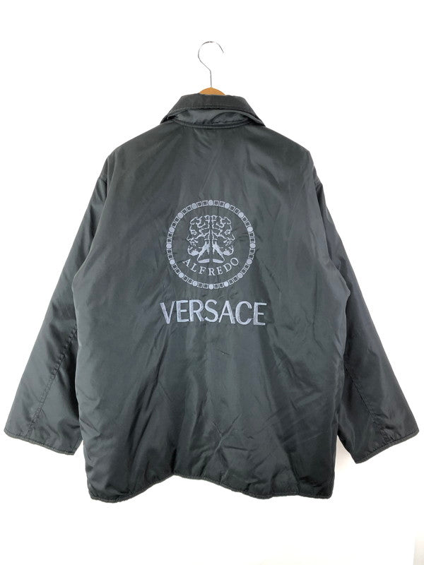 【中古品】【メンズ】 VERSACE ヴェルサーチ COACH JACKET 刺繡 ロゴ コーチジャケット アウター  146-240329-mo-9-tag カラー：ブラック 万代Net店