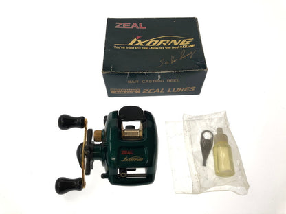 【中古品】 ZEAL ズイール IXIONE IX-4F イクシオーネ IX-4F カシワギ :グリーン ベイトリール 右ハンドル 釣り 釣り具等 134-260819-rt-06-tag 万代Net店