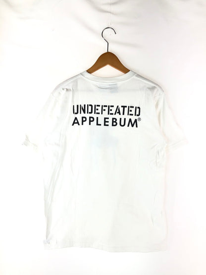 【中古品】【メンズ】 APPLEBUM アップルバム  × UNDEFEATED アンディーフィーテッド 別注 コラボ CLEAN UP S/S TEE クリーンアップ ショートスリーブ Tシャツ 半袖 トップス 142-240408-kk-9-tag サイズ：M カラー：ホワイト 万代Net店