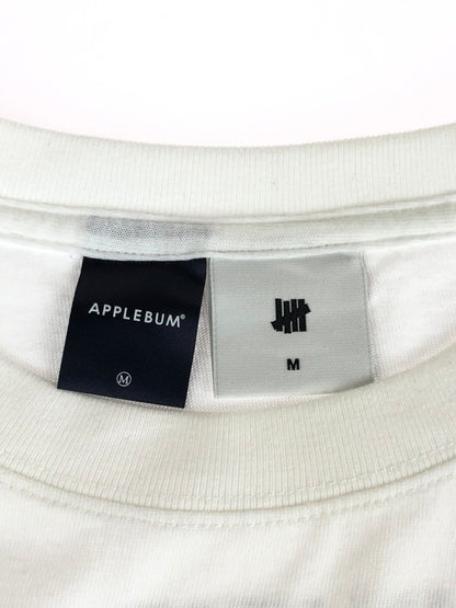 【中古品】【メンズ】 APPLEBUM アップルバム  × UNDEFEATED アンディーフィーテッド 別注 コラボ CLEAN UP S/S TEE クリーンアップ ショートスリーブ Tシャツ 半袖 トップス 142-240408-kk-9-tag サイズ：M カラー：ホワイト 万代Net店