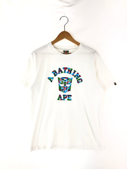 【中古品】【メンズ】 A BATHING APE アベイシングエイプ  × TRANSFORMERS トランスフォーマーズ 別注 コラボ PRIME ABC CYBERTRON MARK TEE BAPEEXCLUSIVE プライム Tシャツ 半袖 トップス 142-240506-kk-1-tag サイズ：M カラー：ホワイト 万代Net店