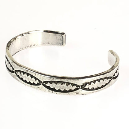 【中古品】【メンズ】  Emerson Bill STAMP WORK BANGLE NAVAJO エマーソンビル スタンプワークバングル ナバホ族 インディアンジュエリー アクセサリー ネイティブ 191-240614-yk-8-tag カラー：シルバー 万代Net店