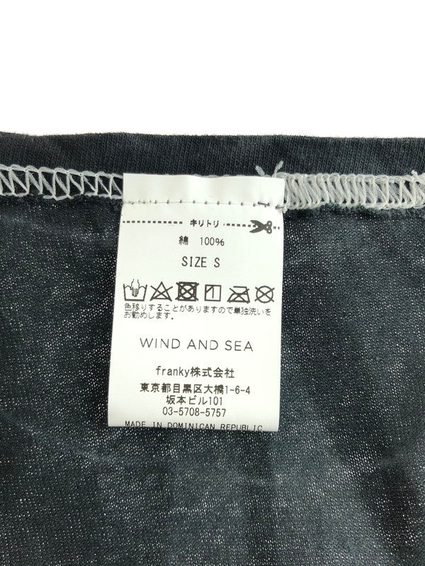 【中古美品】【メンズ】  WIND AND SEA ウィンダンシー × 高木耕一郎 CAT TEE WDS-C-KTK-23-Q1-09 キャットTシャツ 半袖Tシャツ 142-240927-hi-03-tag サイズ：S カラー：チャコール 万代Net店