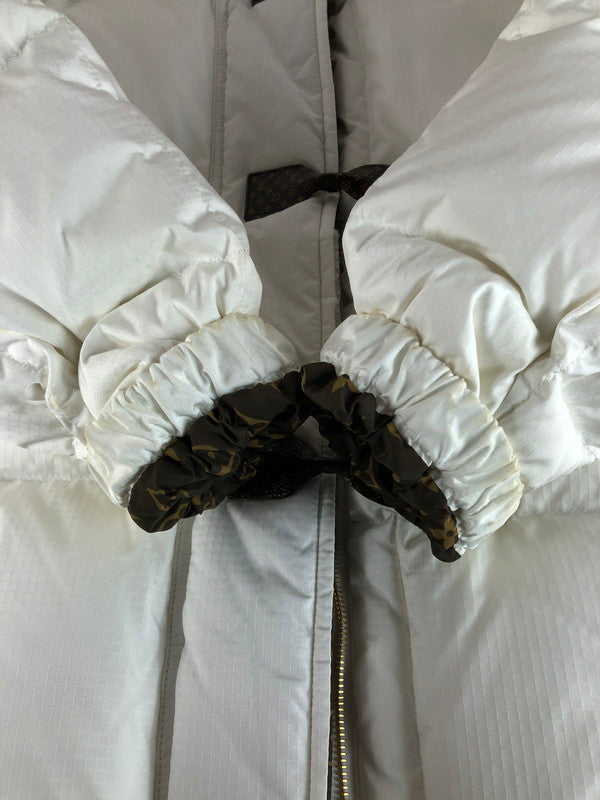 【中古品】【メンズ】 LOUIS VUITTON ルイ・ヴィトン MONOGRAM ACCENT PILLOW PUFFER JACKET FMOW17E54 モノグラムアクセントピロウ パファージャケット アウター 179-250927-rt-20-tag サイズ：不明 カラー：ホワイト 万代Net店