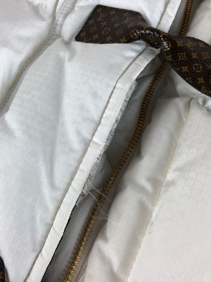【中古品】【メンズ】 LOUIS VUITTON ルイ・ヴィトン MONOGRAM ACCENT PILLOW PUFFER JACKET FMOW17E54 モノグラムアクセントピロウ パファージャケット アウター 179-250927-rt-20-tag サイズ：不明 カラー：ホワイト 万代Net店