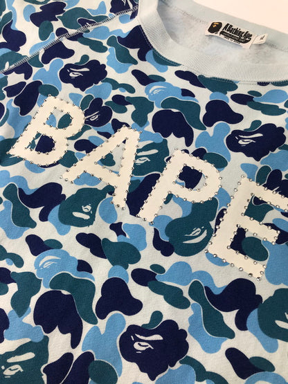 【中古品】【メンズ】 A BATHING APE アベイシングエイプ ABC CAMO CRYSTAL STONE CREWNECK 001SWJ801008M エービーシー カモ クリスタル ストーン クルーネック スウェット トレーナー トップス 142-250212-na-03-tag サイズ：XL カラー：ブルー 万代Net店