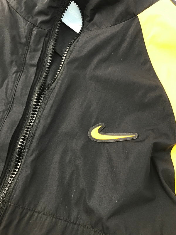 【中古品】【メンズ】 NIKE ナイキ × DRAKE NOCTA ドレイク ノクタ コラボ DA3861-010 TRACK JACKET トラックジャケット ナイロンジャケット ライトアウター 142-250313-hi-38-tag サイズ：XL カラー：ブラック/イエロー 万代Net店