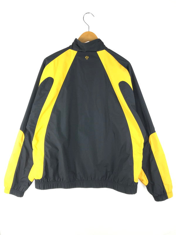 【中古品】【メンズ】 NIKE ナイキ × DRAKE NOCTA ドレイク ノクタ コラボ DA3861-010 TRACK JACKET トラックジャケット ナイロンジャケット ライトアウター 142-250313-hi-38-tag サイズ：XL カラー：ブラック/イエロー 万代Net店