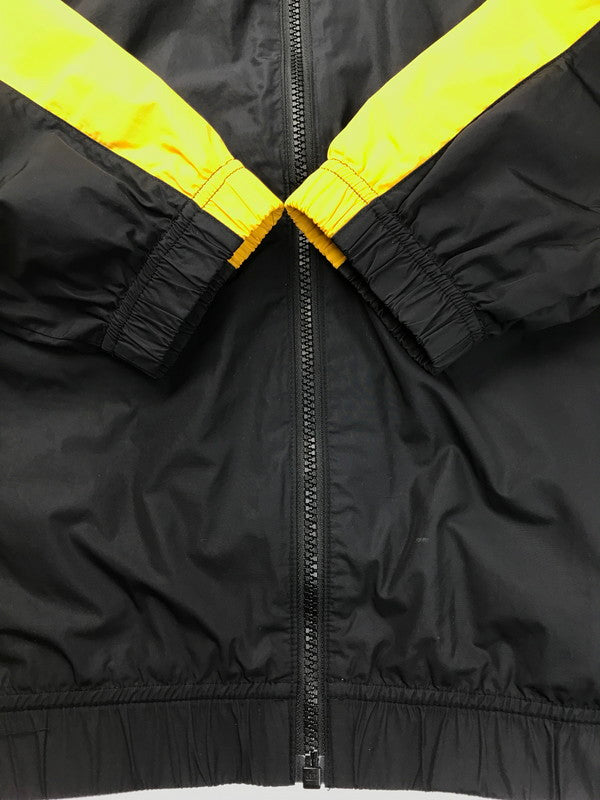 【中古品】【メンズ】 NIKE ナイキ × DRAKE NOCTA ドレイク ノクタ コラボ DA3861-010 TRACK JACKET トラックジャケット ナイロンジャケット ライトアウター 142-250313-hi-38-tag サイズ：XL カラー：ブラック/イエロー 万代Net店