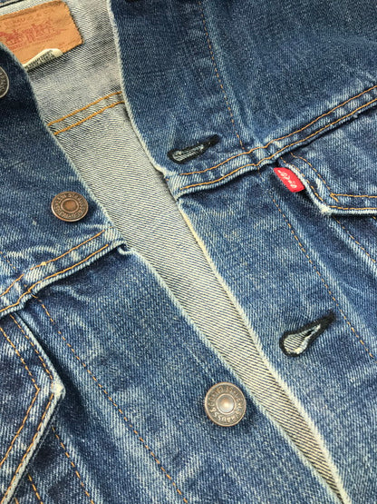 【現状渡し品】【メンズ】 Levi's リーバイス 70's 70505 4th DENIM TRACKER JACKET 70年代 デニム トラッカージャケット Gジャン ボタン裏526 布ケアタグ small e モデル ライトアウター 146-250329-hi-07-tag サイズ：なし カラー：ライトインディゴ 万代Net店