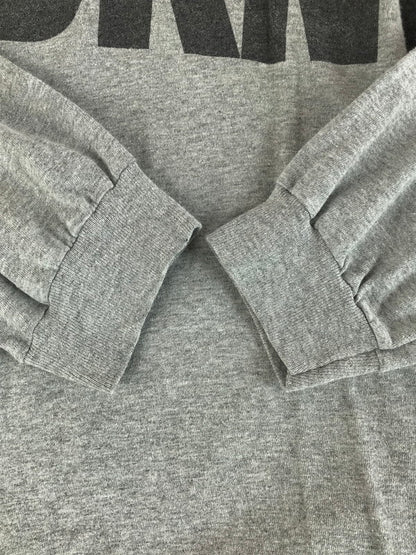 【現状渡し品】【メンズ】 DKNY JEANS ディーケーエヌワイジーンズ VINTAGE LOGO PRINT L/S T-SHIRT ヴィンテージ ロゴ プリント ロングスリーブ Tシャツ 長袖 トップス 146-250904-yy-03-tag カラー：グレー 万代Net店