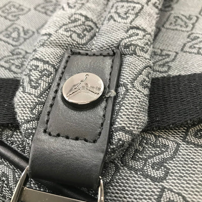 【中古品】【メンズ】 AIR JORDAN エアジョーダン MONOGRAM BACKPACK モノグラム バックパック リュックサック カバン 188-250916-na-17-tag カラー：グレー系 万代Net店