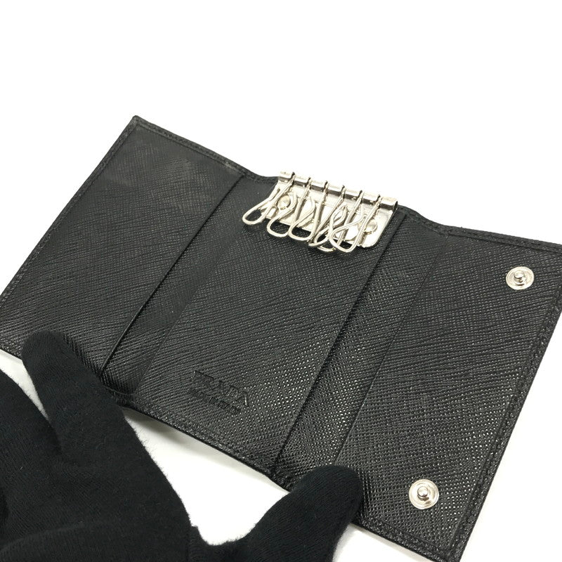 【中古品】【メンズ】 PRADA プラダ SAFFIANO LEATHER KEY CASE 2PG222 サフィーノ レザー トライアングル ロゴメタル キーケース 服飾雑貨 181-251007-na-08-tag カラー：ブラック 万代Net店