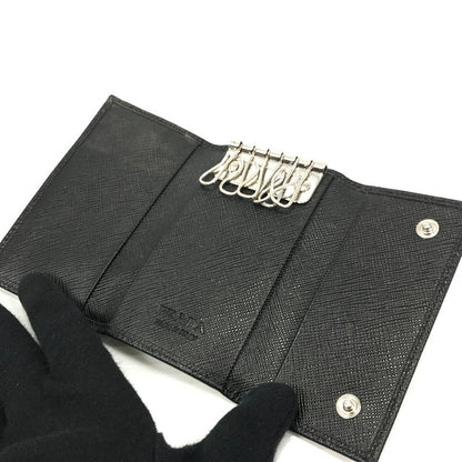 【中古品】【メンズ】 PRADA プラダ SAFFIANO LEATHER KEY CASE 2PG222 サフィーノ レザー トライアングル ロゴメタル キーケース 服飾雑貨 181-251007-na-08-tag カラー：ブラック 万代Net店