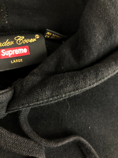 【中古品】【メンズ】 Supreme シュプリーム × UNDERCOVER アンダーカバー × PUBLIC ENEMY パブリック エネミー コラボ 18SS TERRORDOME HOODED SWEATSHIRT 149-251123-rt-17-tag サイズ：L カラー：ブラック 万代Net店