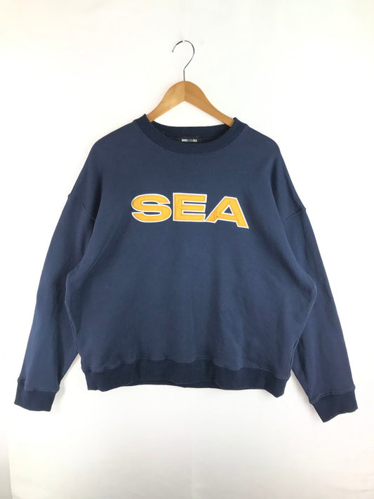 【中古品】【メンズ】 WIND AND SEA ウィンダンシー SATIN PATCH CREWNECK SWEATSHIRT WDS-0-ATTS-25-Q1-CS-01 クルーネック スウェットシャツ 142-251214-rt-03-tag サイズ：L カラー：ネイビー 万代Net店