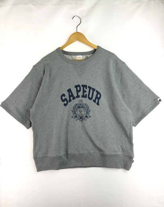【中古美品】【メンズ】 SAPEUR サプール LOGO PRINT SWEAT TEE GREY A0025-417 ロゴプリント スウェットTシャツ グレー 両V 142-260124-rt-04-tag サイズ：L カラー：グレー 万代Net店