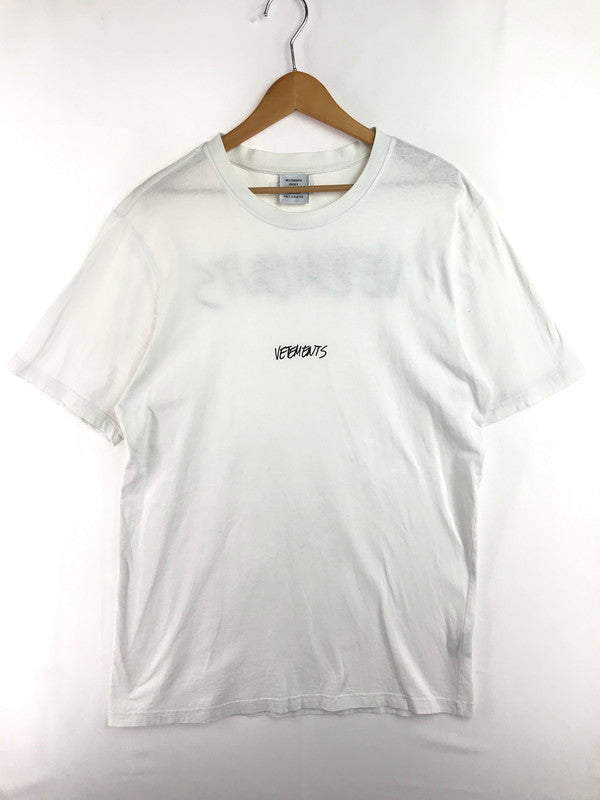 【現状渡し品】【メンズ】 VETEMENTS ヴェトモン 20AW JEANS LOGO T-SHIRT 20年秋冬 ジーンズ ロゴ Tシャツ トップス 141-260131-rt-01-tag サイズ：L カラー：ホワイト 万代Net店