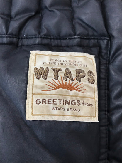 【現状渡し品】【メンズ】 WTAPS ダブルタップス RISE ABOVE DOWN JACKET 092GWDT-JKM01 ライズ アバフ ダウンジャケットアウター 142-260212-rt-05-tag サイズ：M カラー：ブラック 万代Net店