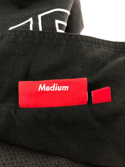【メンズ】 Supreme シュプリーム 25AW SPELLOUT EMBROIDERED RIPSTOP TRACK JACKET スペルアウト 刺繍入り リップストップ トラックジャケット 149-260320-rt-24-tag サイズ：M カラー：ブラック 万代Net店