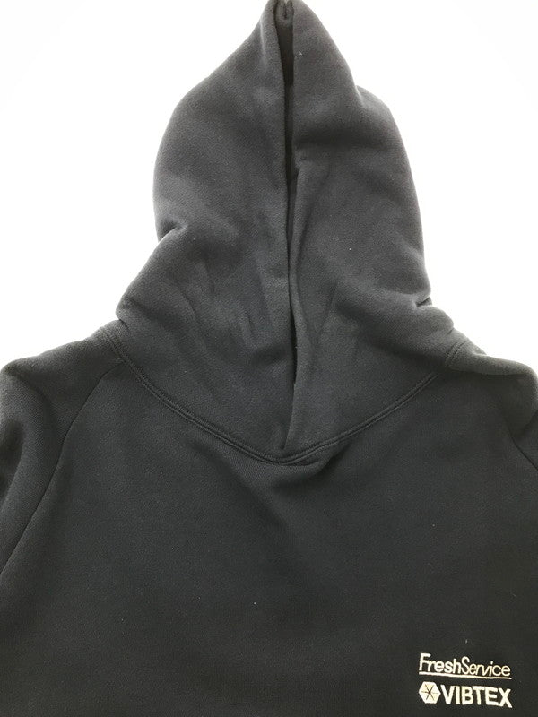 【中古品】【メンズ】 FRESHSERVICE×VIBTEX フレッシュサービス×ビブテックス SWEAT PULL HOODIE スウェットプルオーバーフーディ パーカー トップス 140-260803-ki-04-tagh サイズ：L カラー：ネイビー 万代Net店