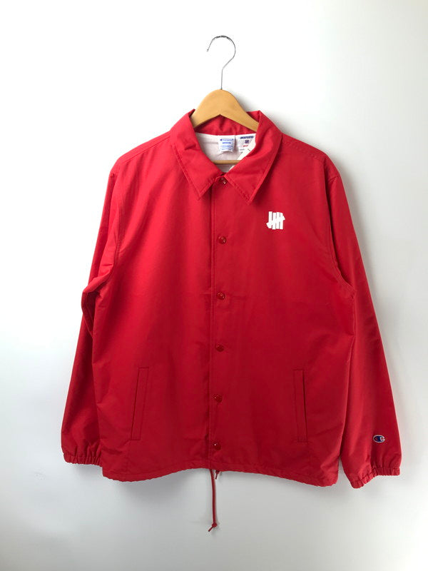 【中古美品】【メンズ】 UNDEFEATED アンディフィーテッド × CHAMPION チャンピオン COACH JACKET C8-R614 コーチジャケット ライトアウター 142-260822-rt-23-tagh サイズ：M カラー：レッド 万代Net店