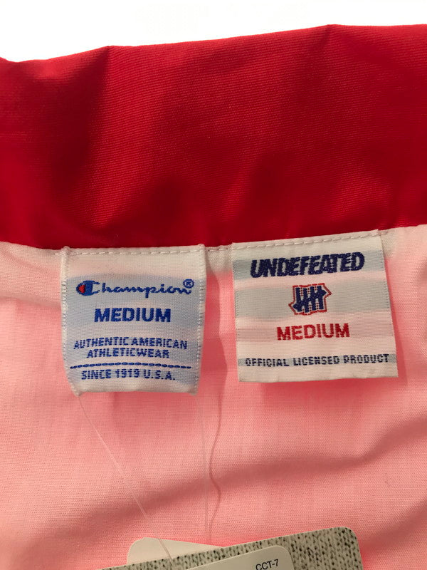 【中古美品】【メンズ】 UNDEFEATED アンディフィーテッド × CHAMPION チャンピオン COACH JACKET C8-R614 コーチジャケット ライトアウター 142-260822-rt-23-tagh サイズ：M カラー：レッド 万代Net店