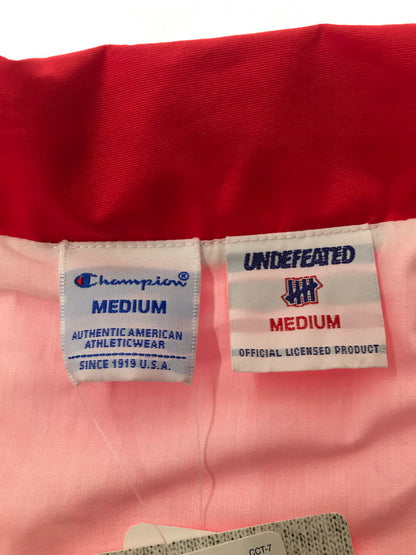 【中古美品】【メンズ】 UNDEFEATED アンディフィーテッド × CHAMPION チャンピオン COACH JACKET C8-R614 コーチジャケット ライトアウター 142-260822-rt-23-tagh サイズ：M カラー：レッド 万代Net店