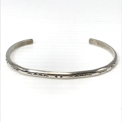 【現状渡し品】【メンズ】 NAVAJO ナバホ族 STERLING スタンプワーク バングル アクセサリー 191-260624-na-09-tagh カラー：シルバー 万代Net店