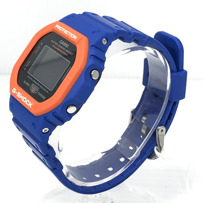 【メンズ】 CASIO G-SHOCK ジーショック DW-5610SC-2JF 5600 SERIES デジタル腕時計 時計 196-260522-ki-13-tagh カラー：ブルー/オレンジ 万代Net店