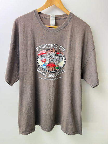 【中古品】【メンズ】 UNKNOWN ZOMBIE APOCALYPSE PRINT S/S TEE ゾンビアポカリプス プリント ショートスリーブ Tシャツ 半袖 トップス 178-260620-kk-08-hon サイズ：2XL カラー：グレー系 万代Net店