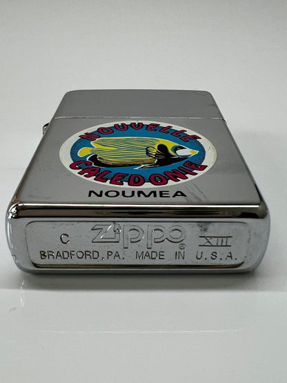 【中古品】【メンズ/レディース】 ZIPPO ジッポ NOUVELLE CALEDONIE ニューカレドニア デザイン オイルライター 喫煙具 1997年製造 インサイドユニット 1997年製 178-260706-kk-04-hon カラー：シルバー 万代Net店