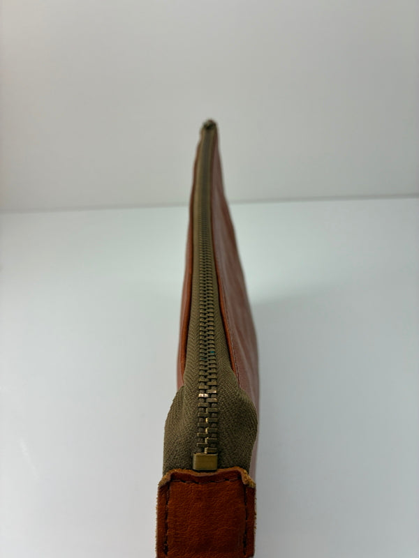 【現状渡し品】【メンズ】 SLOW スロウ LEATHER CLUTCH BAG レザー クラッチバッグ カバン 178-260705-kk-19-hon カラー：ブラウン 万代Net店