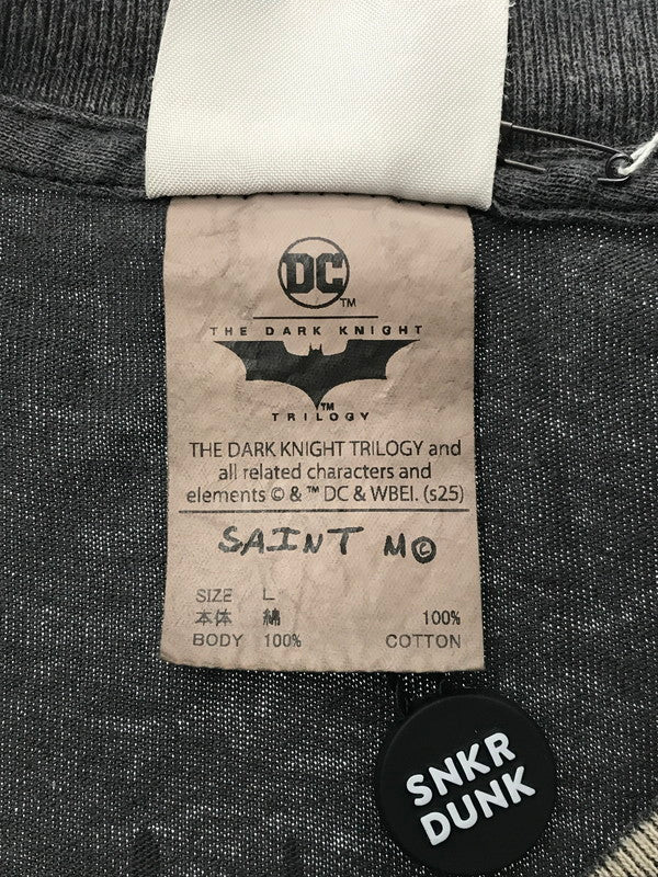 【中古美品】【メンズ】 SAINT MICHAEL セント マイケル × THE DARK KNIGHT ザ ダークナイト BTM_SS TEE SM-HR8-0000C54 Tシャツ 半袖Tシャツ 142-260630-na-09-tagh サイズ：L カラー：ブラック 万代Net店