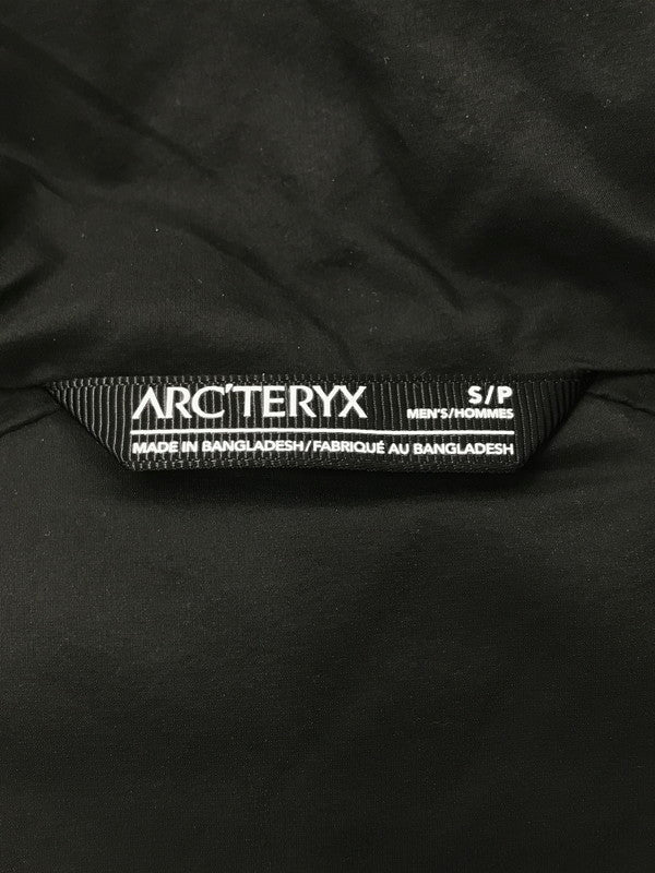 【中古品】【メンズ】 ARC'TERYX アークテリクス ATOM HOODY X000007487 アトム フーディ アウター 144-260621-na-11-tagh サイズ：S カラー：ブラック 万代Net店